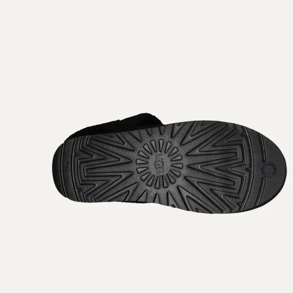 COPY - UGG Women's Classic Cardy Winter Boot - Picture 3 of 9